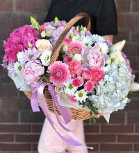 Композиция солнечный день в Здвинске Цветочная композиция из Розы, Хризантемы, Пионы и Лизиантусы в корзине в Здвинске