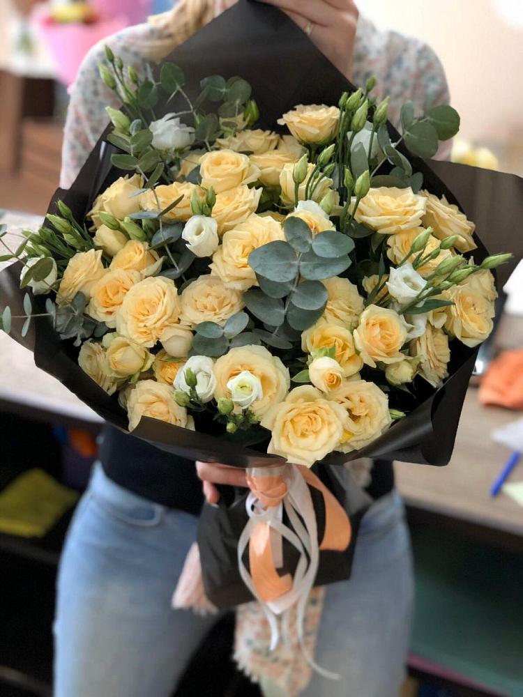 Букет цветов из: Розы и Лизиантусы в Здвинске