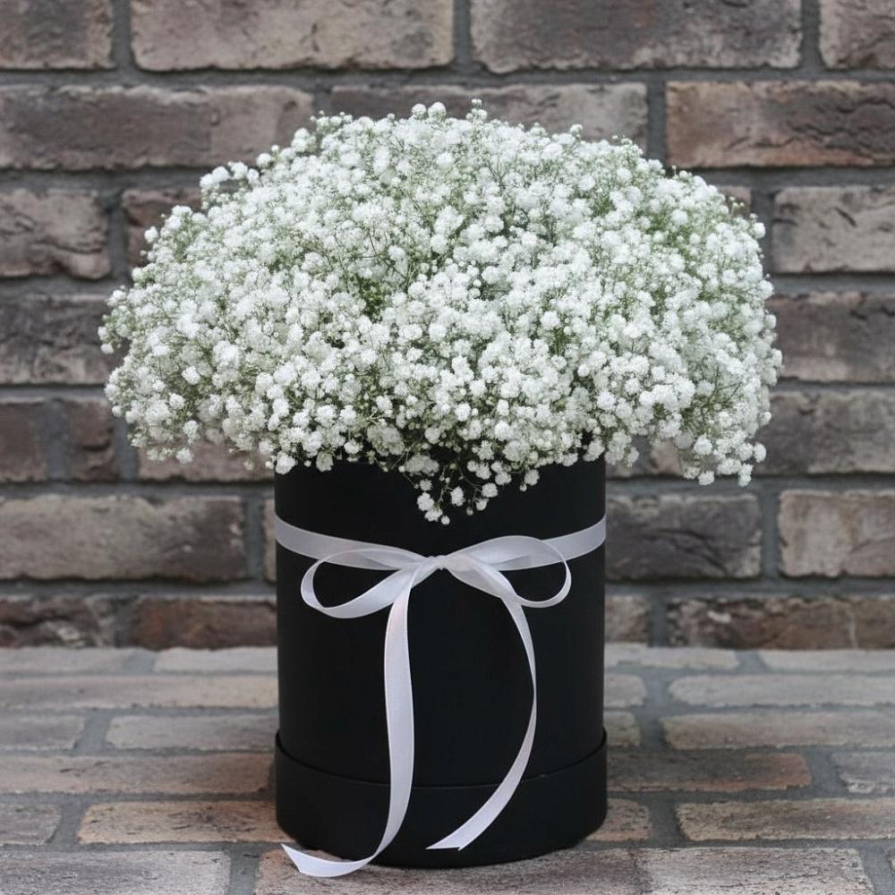 Цветочная композиция из Гипсофила в шляпной коробке в Здвинске