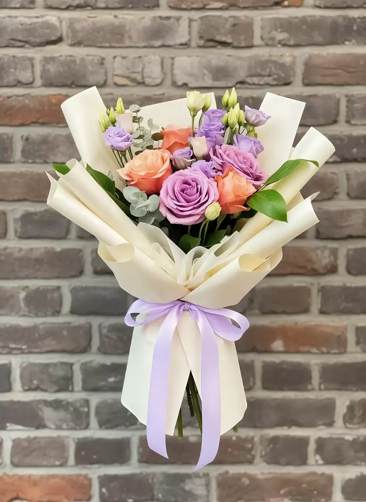 Букет цветов из: Лизиантусы и Розы в Здвинске