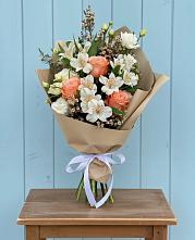 Букет цветов из:  Альстромерии, Лизиантусы, Розы и Хризантемы в Здвинске