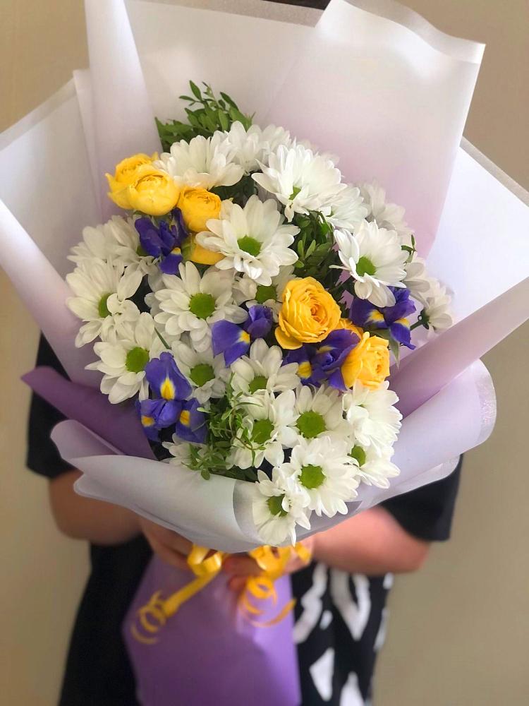 Букет цветов из: Ирисы, Хризантемы и Розы в Здвинске