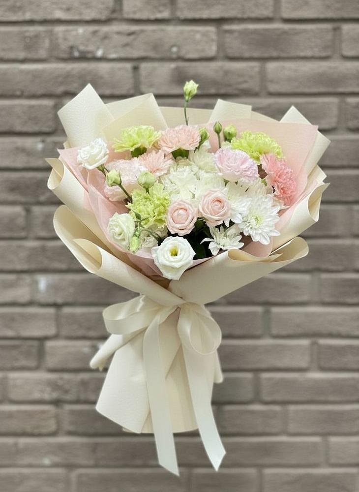 Букет цветов из: Гвоздики, Розы, Лизиантусы и Хризантемы в Здвинске