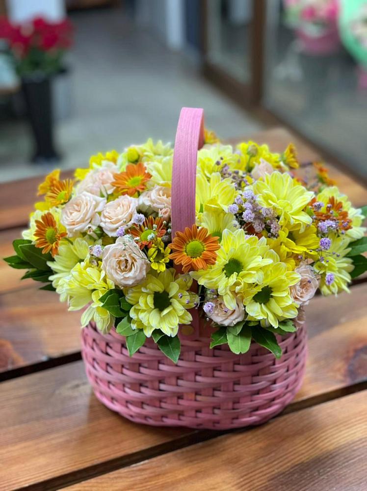 Цветочная композиция из Хризантемы и Розы в корзине в Здвинске