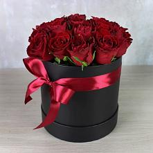 Цветочная композиция из Розы в шляпной коробке в Здвинске