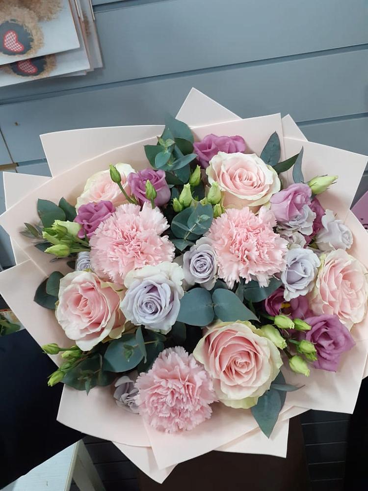 Букет цветов из: Розы, Гвоздики и Лизиантусы в Здвинске