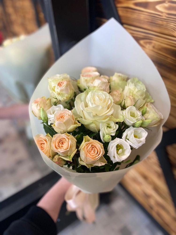 Букет цветов из: Розы и Лизиантусы в Здвинске